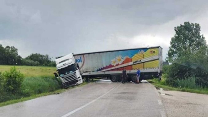 kamion na putu u smrticima